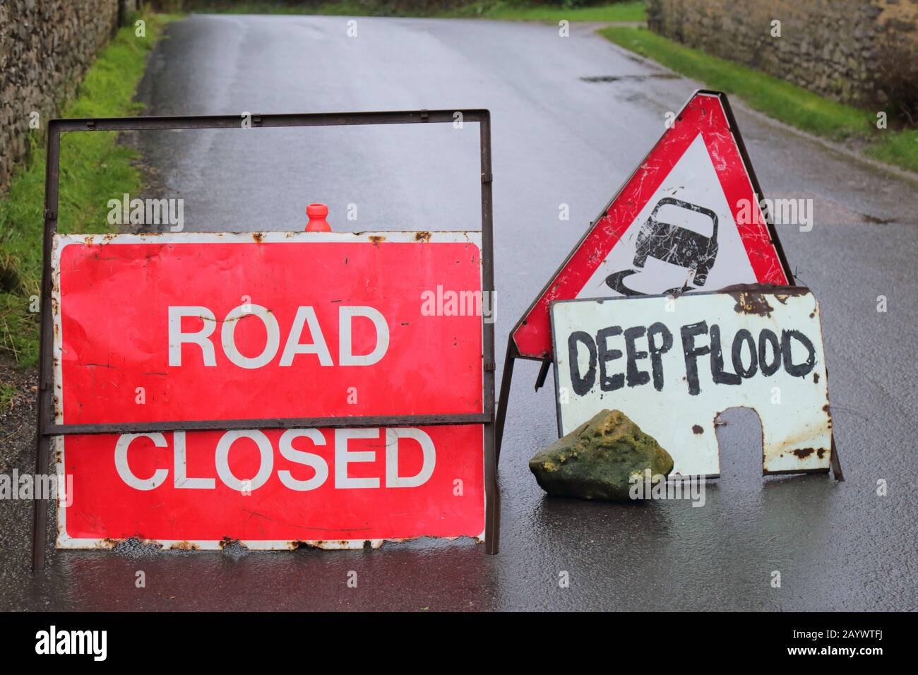 Strada chiusa segnaletica stradale sulla strada nel Devon durante la tempesta Dennis Foto Stock