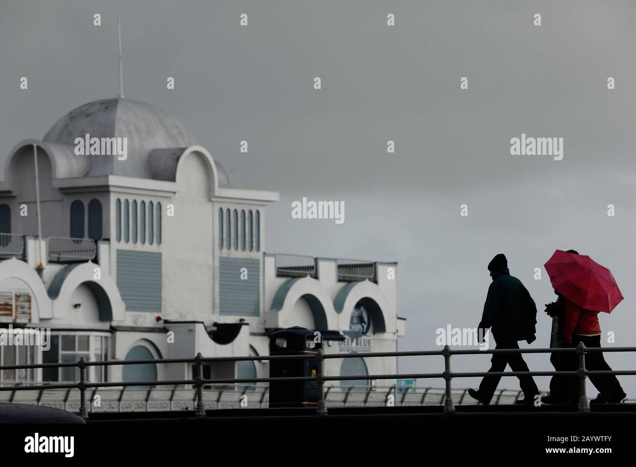 Portsmouth, Regno Unito. 17th Feb, 2020. La gente continua a combattere gli elementi sulla scia di Storm Dennis al South Parade Pier, Southsea, Portsmouth, UK lunedì 17 febbraio 2020. Molti fiumi rimangono in allerta alluvione in tutto il Regno Unito, mentre la pulizia inizia dopo la tempesta. Credito: Luke Macgregor/Alamy Live News Foto Stock