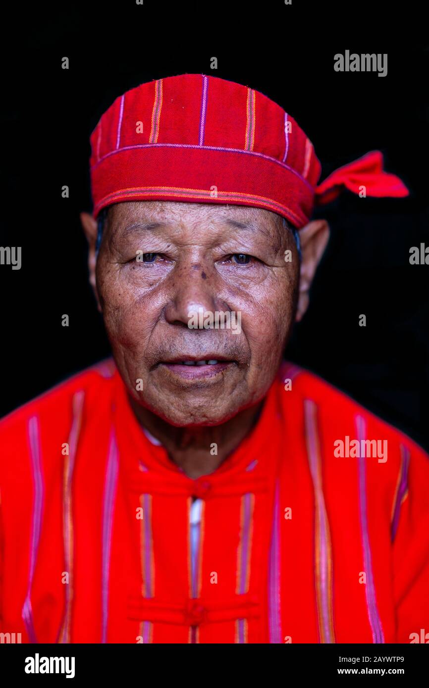 Un Ritratto Di Un Uomo Del Gruppo Etnico Di Kayah Nel Costume Tradizionale, Hta Nee La Leh Village, Loikaw, Kayah State, Myanmar. Foto Stock