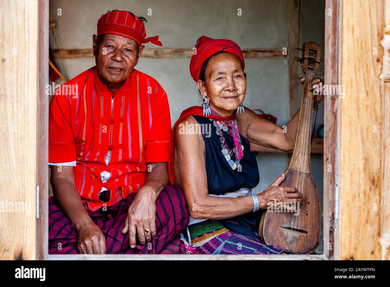 Una Coppia Di Anziani Del Gruppo Etnico Di Kayah All'Interno Della Loro Sede, Il Villaggio Di Hta Nee La Leh, Loikaw, Stato Di Kayah, Myanmar. Foto Stock