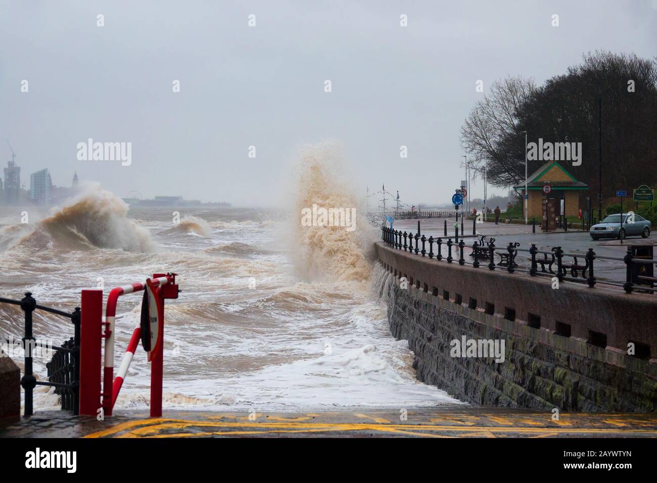 Le onde si infrangono sulle pareti del lungomare di New Brighton Merseyside durante la recente tempesta Ciara. Foto Stock