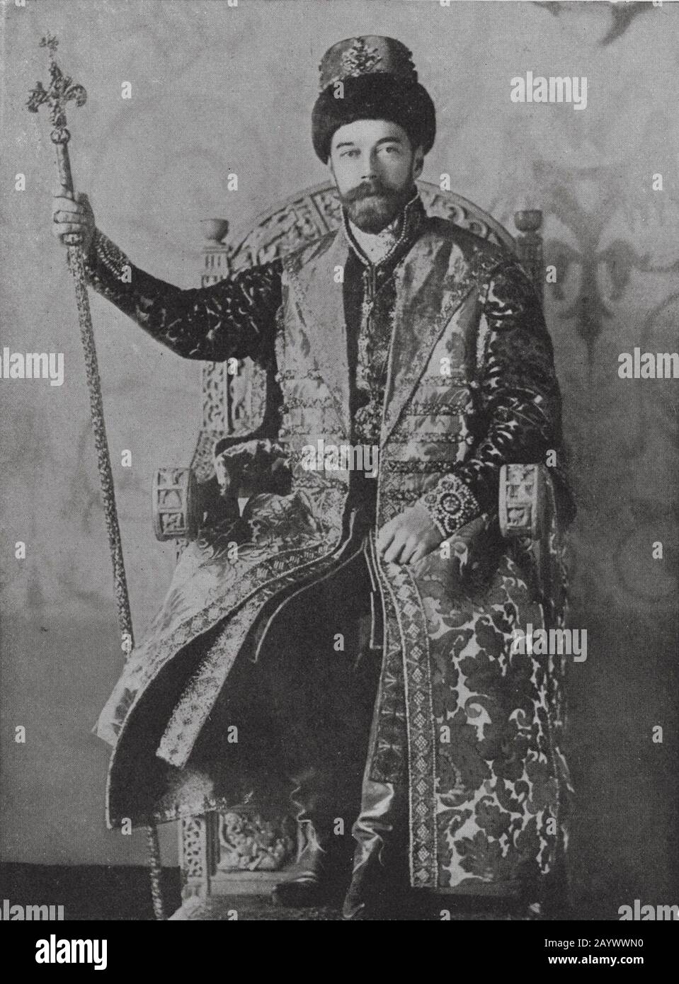 Tsar Nicholas Il Secondo (1868-1918) il zar della Russia dal 1894 al 1917 depose durante le rivoluzioni socialiste del 1917. Indossando abiti tradizionali russi a incoronazione reale sul suo coronamento il maggio 14th 1896 Foto Stock