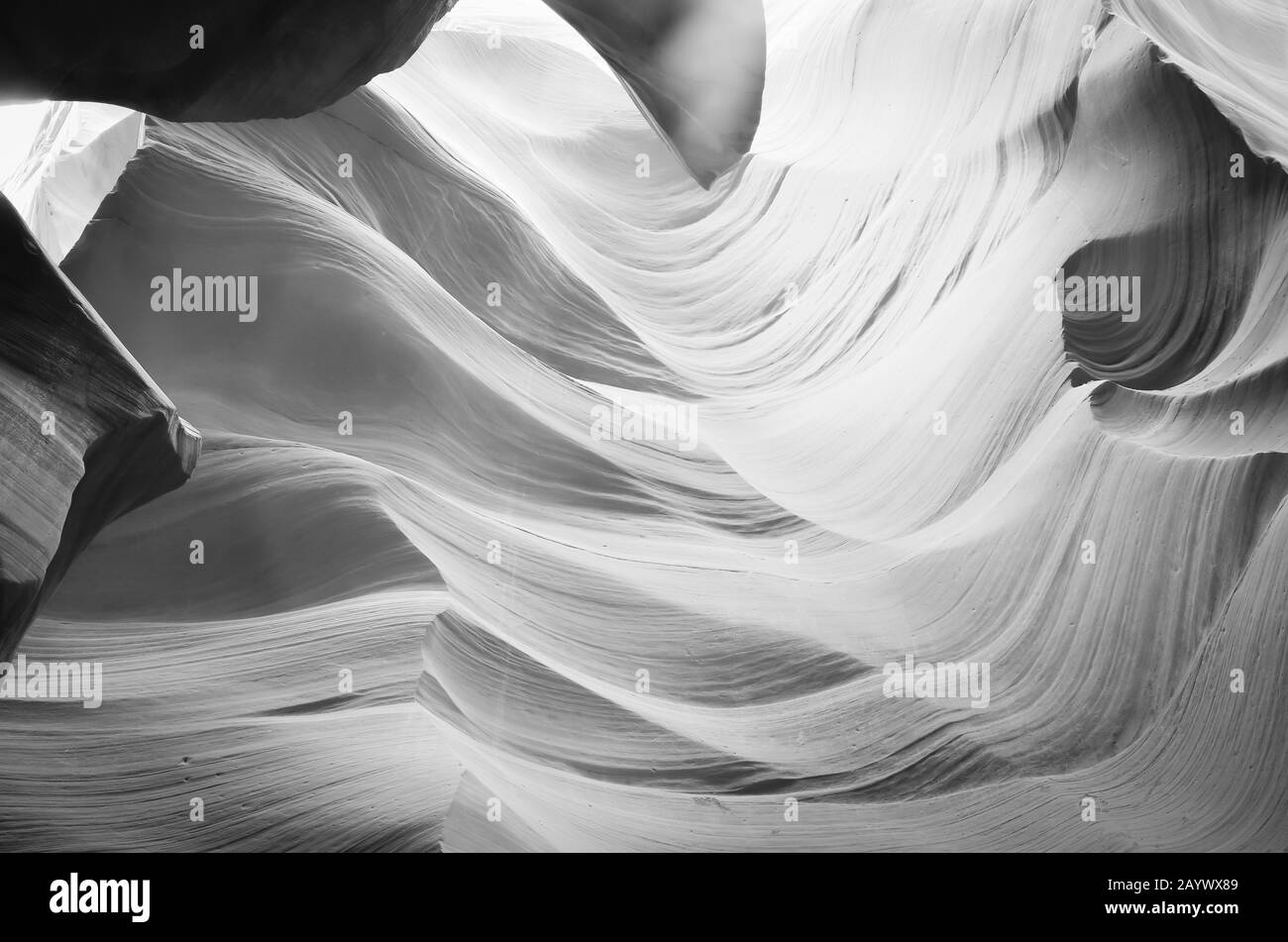 Vista in bianco e nero delle vecchie forme fluenti di arenaria all'interno dell'Antelope Canyon, Page, Arizona Foto Stock