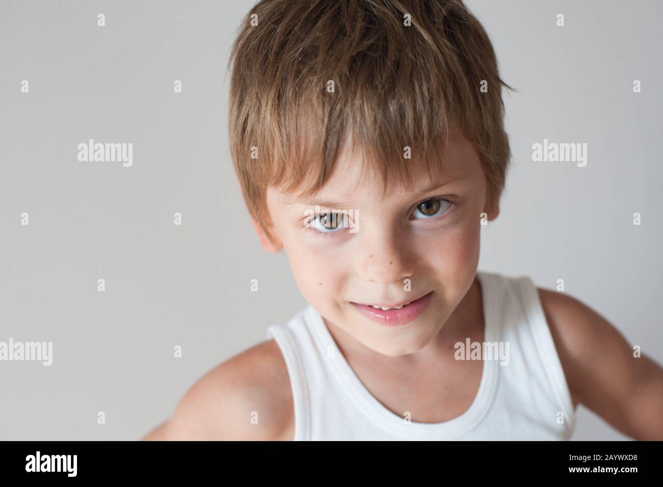 felice adorabile bambino allegro in canotta bianca Foto Stock