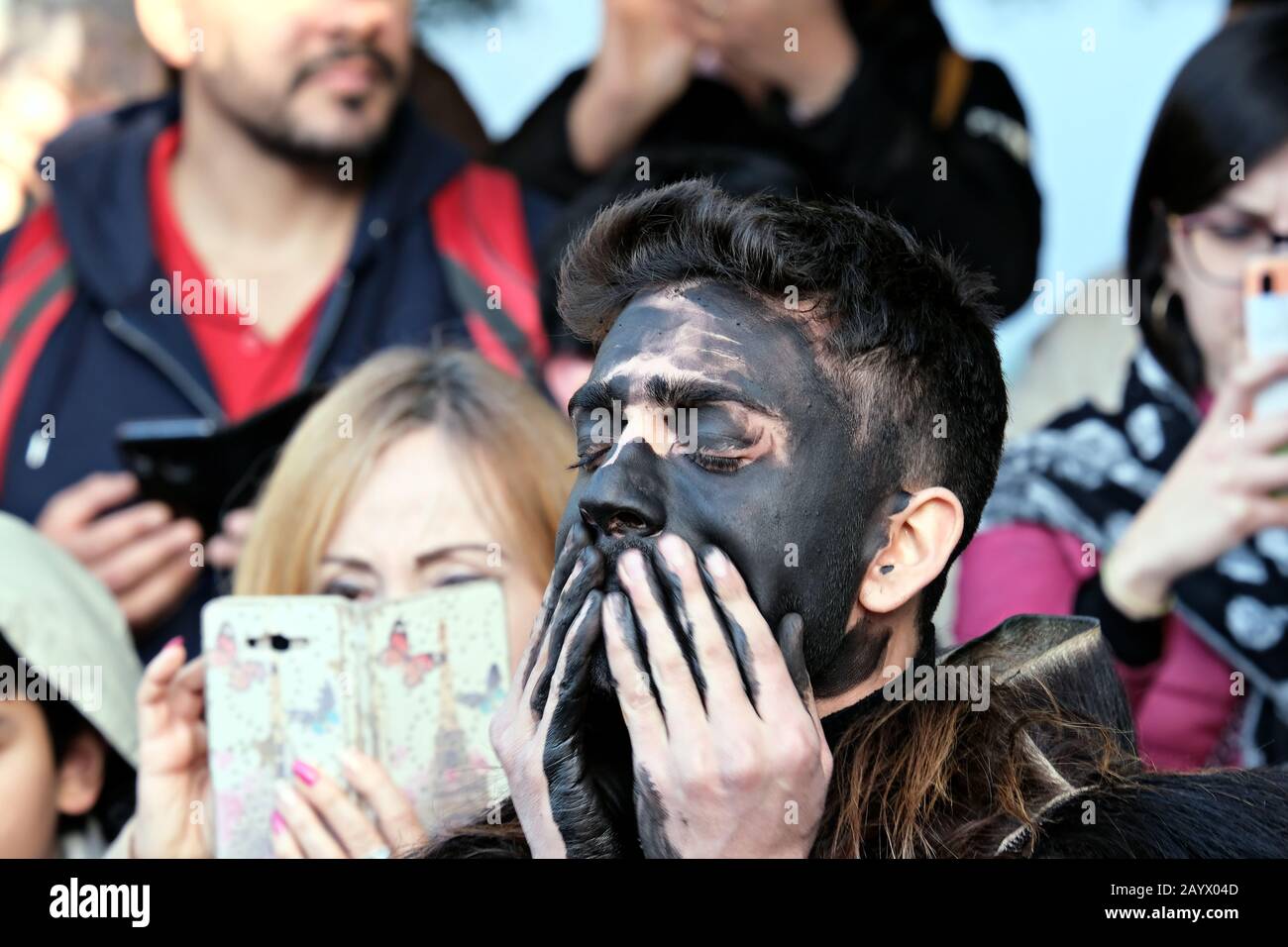 Preparazione dei Mamutzones di Samugheo, maschera tradizionale dove gli uomini con le facce nere vestono le pelli degli animali e si rifà con le corna Foto Stock