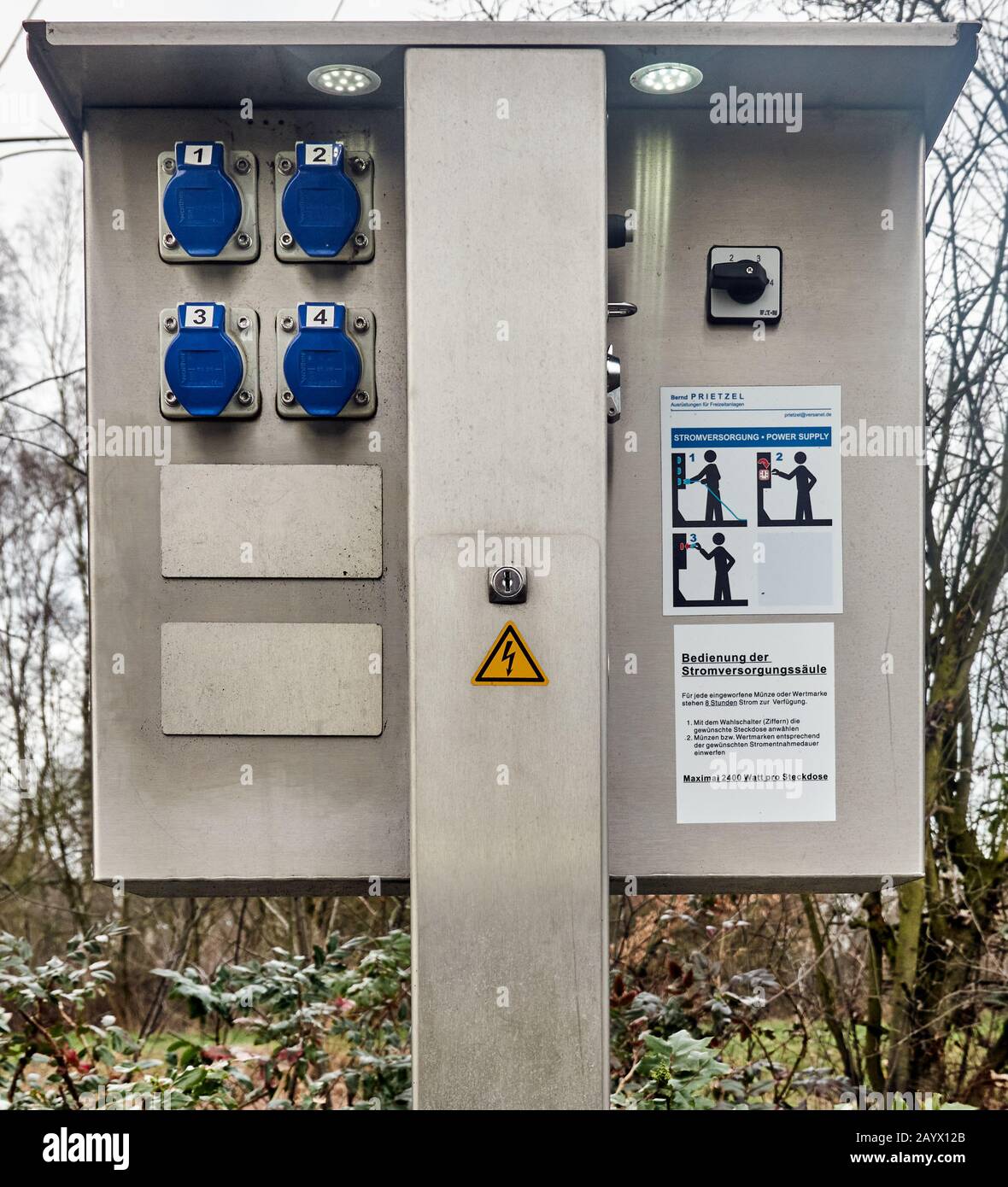 Gifhorn, Germania, 15 febbraio 2020: Prese di collegamento e stazione di distribuzione per l'alimentazione di case a motore e roulotte in un unico parcheggio plac Foto Stock