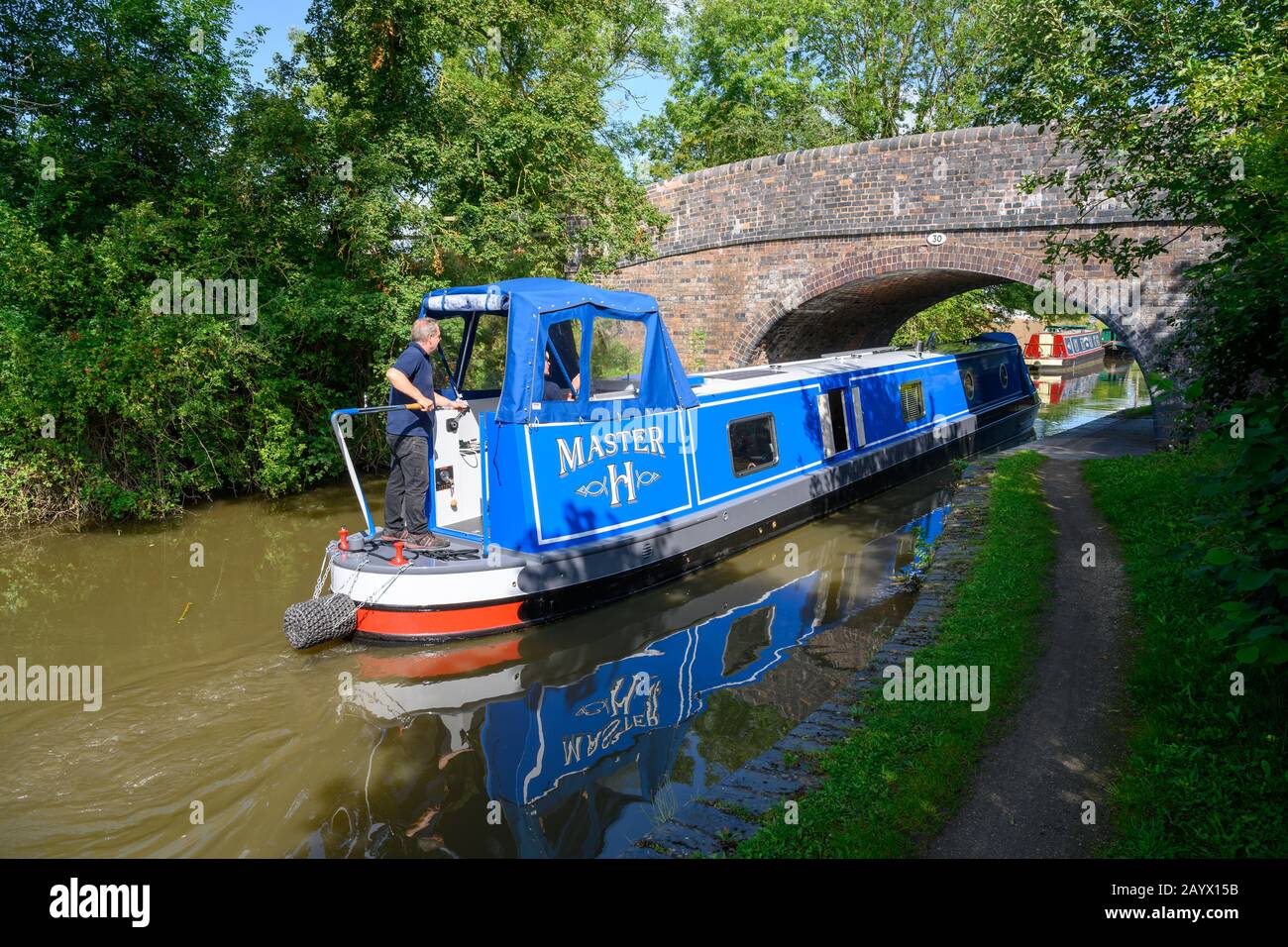 La nuova narrowboat viene portata via per la sua prima gita lungo il Worcester e il canale di Birmingham in una giornata di sole estati. Foto Stock