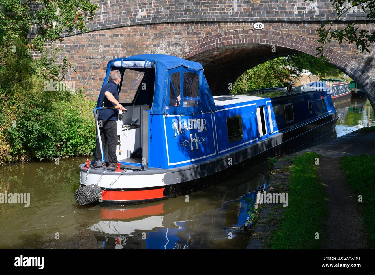 La nuova narrowboat viene portata via per la sua prima gita lungo il Worcester e il canale di Birmingham in una giornata di sole estati. Foto Stock