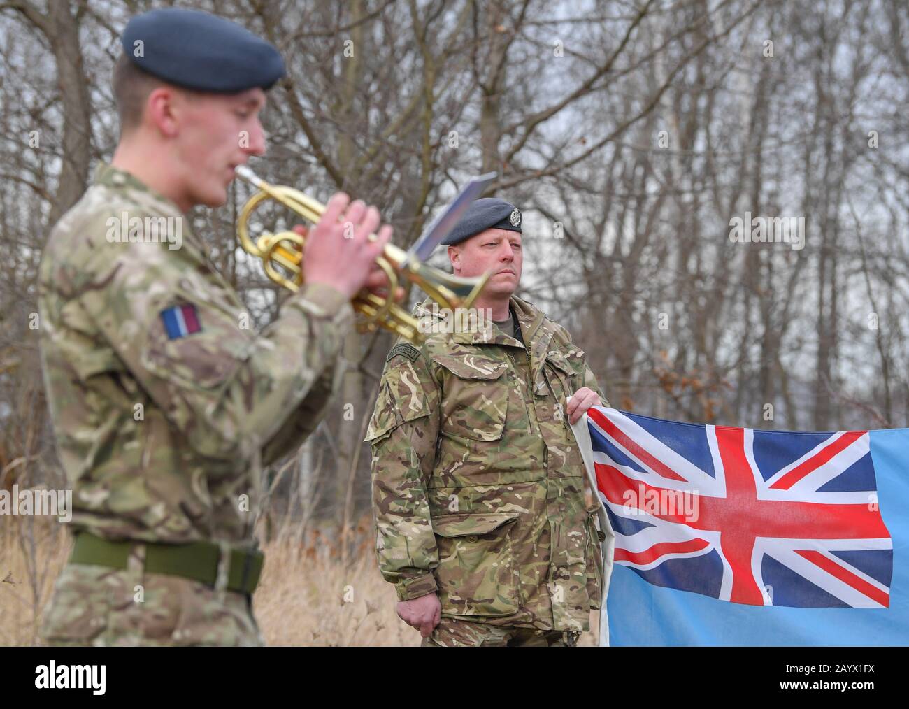 Spremberg, Germania. 17th Feb, 2020. Le forze britanniche della Royal Air Force partecipano ad una cerimonia di commemorazione e di deposizione alla fine della "lunga marcia", presso l'ex stazione di trasporto della città. Con la sua marcia, la Royal Air Force britannica commemora l'evacuazione di diverse migliaia di prigionieri di guerra, che si è svolta durante i mesi invernali del 1944/45 dal campo di POW a Sagan (oggi Polonia) alla Germania settentrionale. Credito: Patrick Pleul/Dpa-Zentralbild/Dpa/Alamy Live News Foto Stock