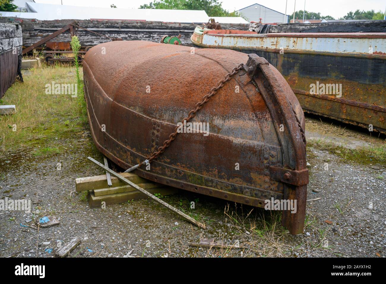 Il vecchio demolitore di ghiaccio di piastra di ferro, coperto di ruggine, usato sulle vie navigabili interne del Regno Unito ora che si è capovolta in un deposito. Foto Stock