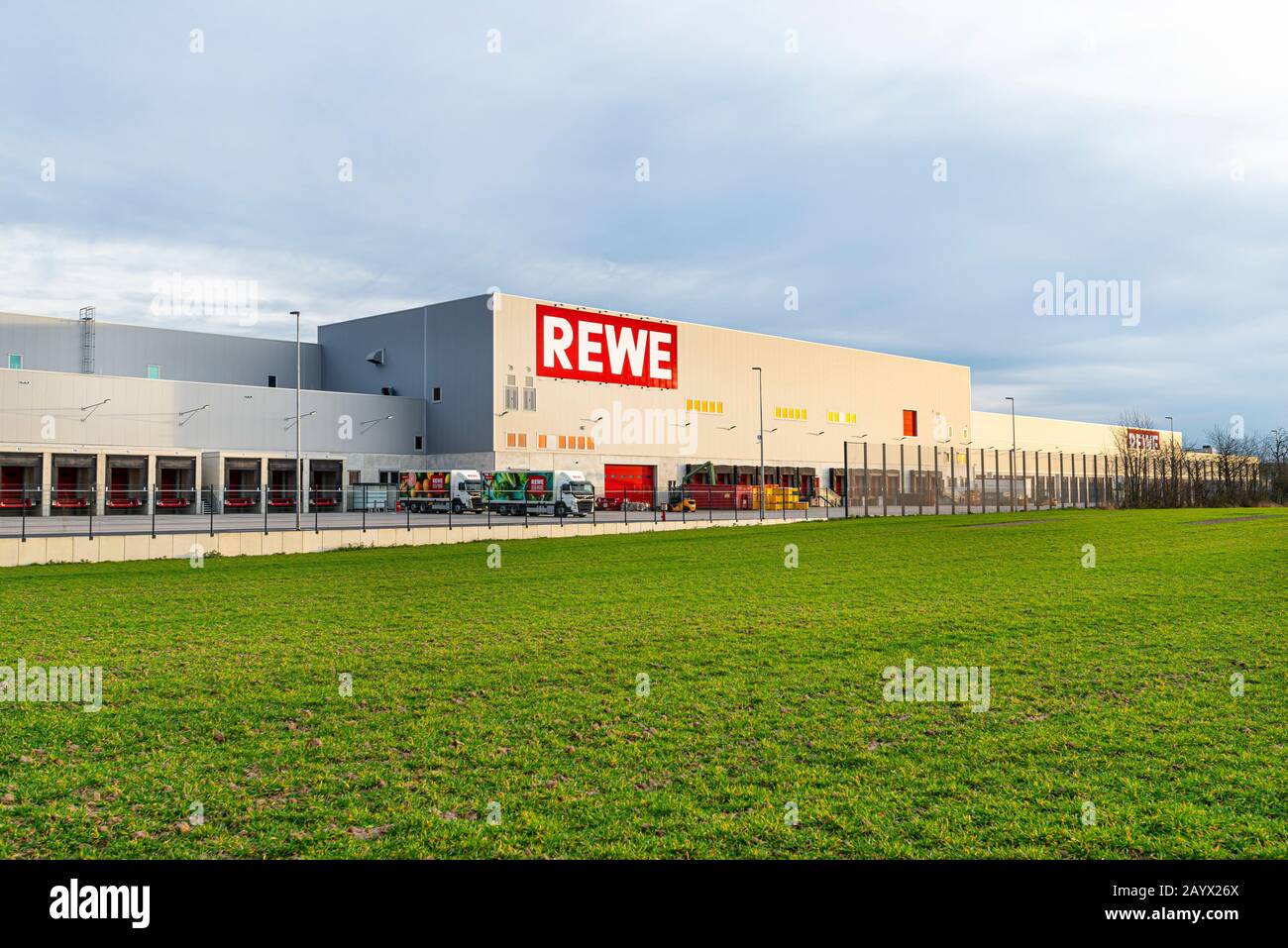 Coblenza, Germania 16 Febbraio 2020. Il centro di distribuzione e il magazzino del negozio di alimentari Rewe a Coblenza, nella Germania occidentale. Foto Stock