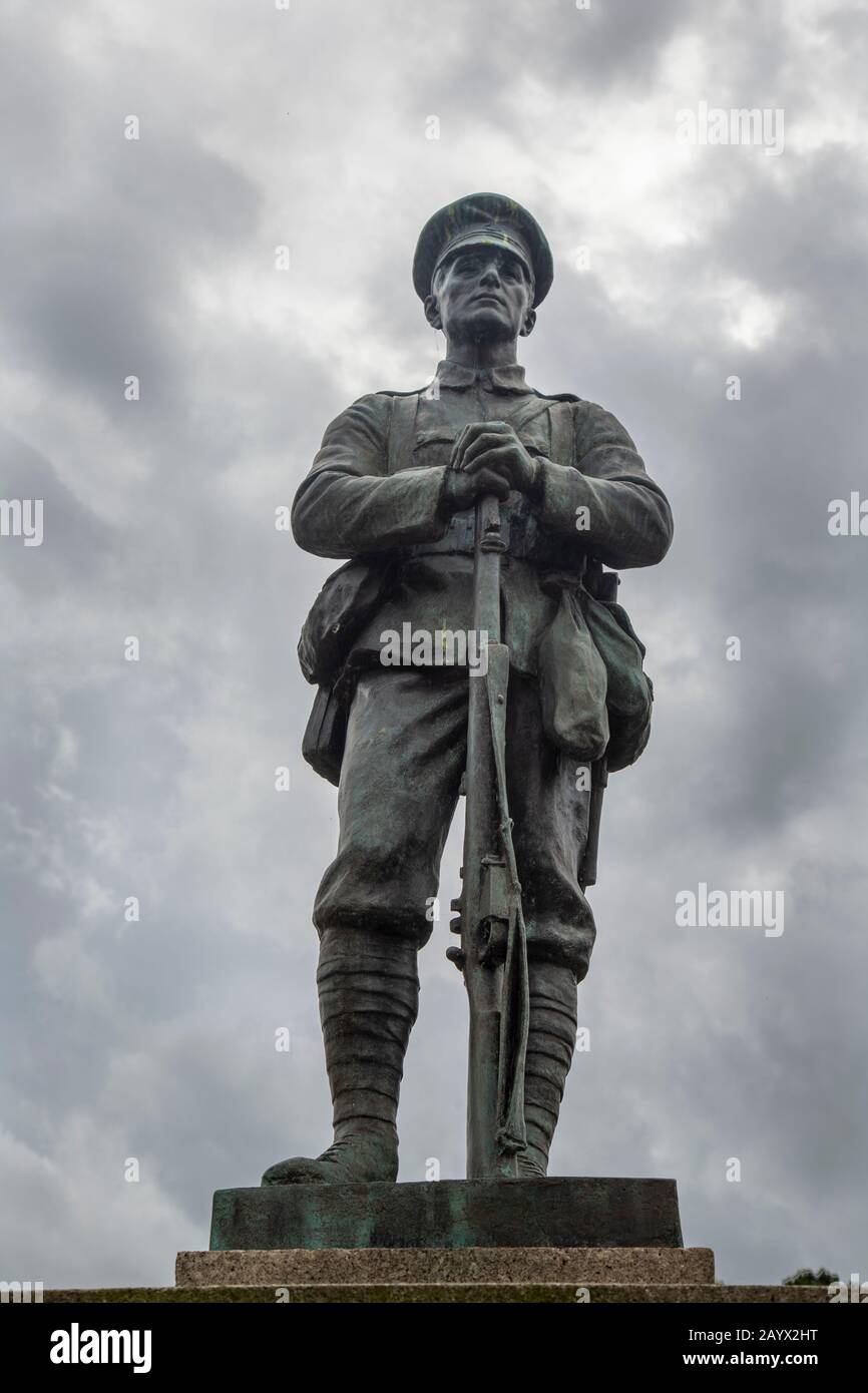Figura sul memoriale di guerra, Ironbridge, Shropshire Foto Stock