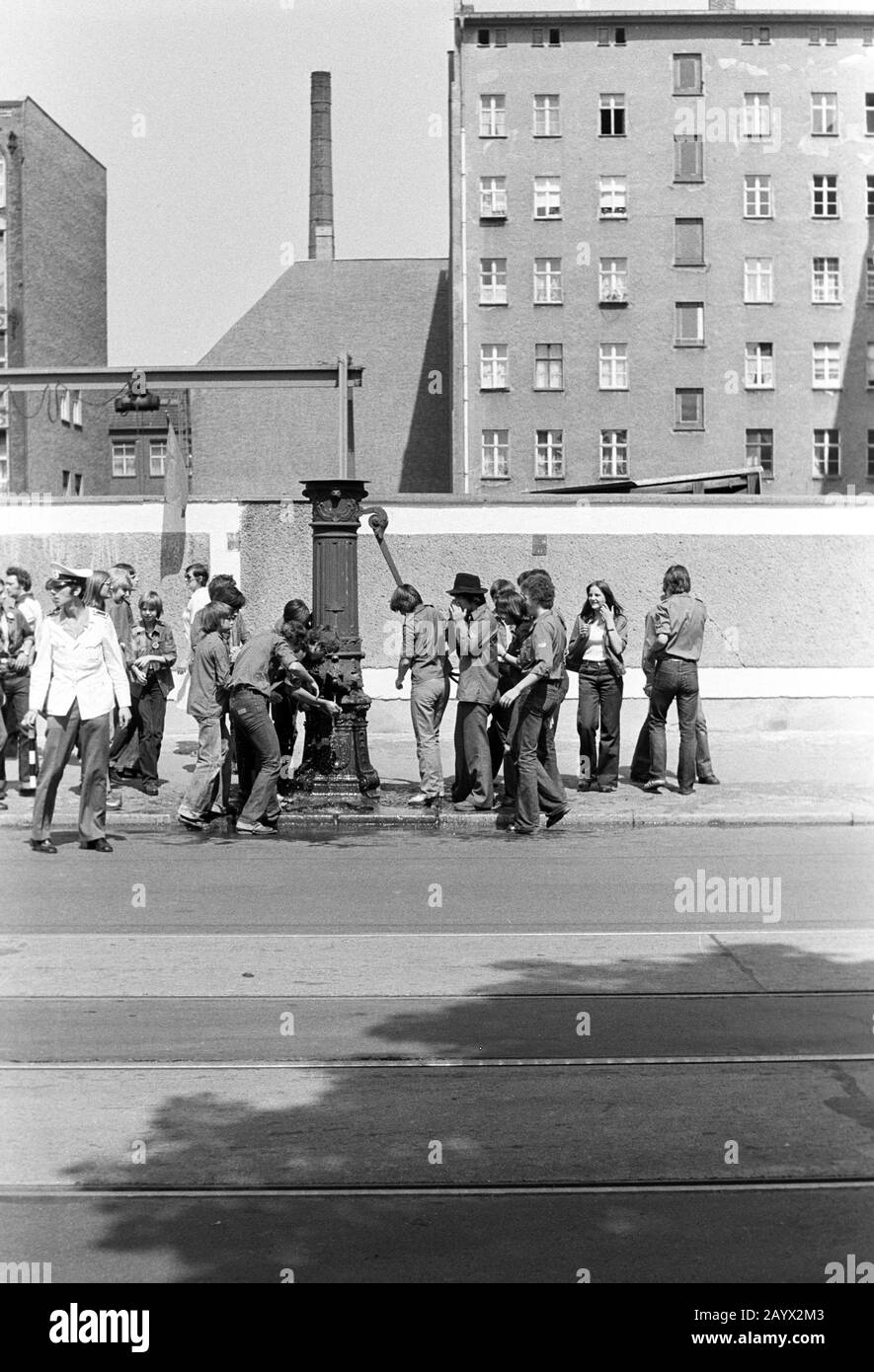 01 gennaio 1979, Brandeburgo, Berlino: Acqua dolce dello Schwengelpumpe: Nel 1979, giovani e studenti di tutta la RDT si sono riuniti a Berlino Est per l'incontro Whitsun della Gioventù. Questo 'Festival Nazionale della Gioventù' dal 1 al 3 giugno è stato strettamente collegato con il 30th anniversario della fondazione della RDT. Data esatta di registrazione non nota. Posizione: Probabilmente Stadio Mondiale Della Gioventù. Foto: Volkmar Heinz/dpa-Zentralbild/ZB Foto Stock