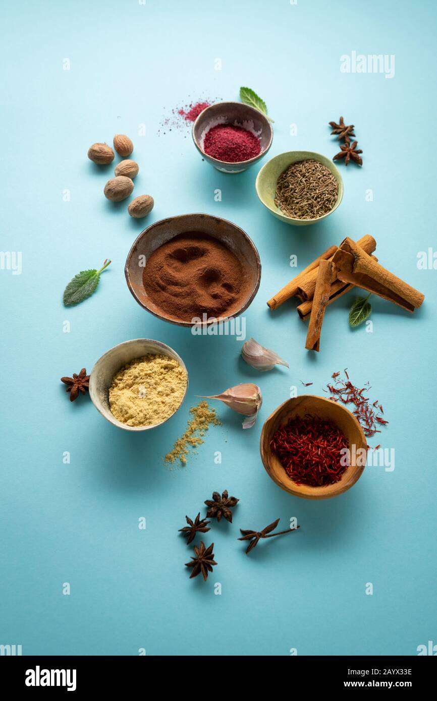 Condimento impostato su sfondo blu Foto Stock