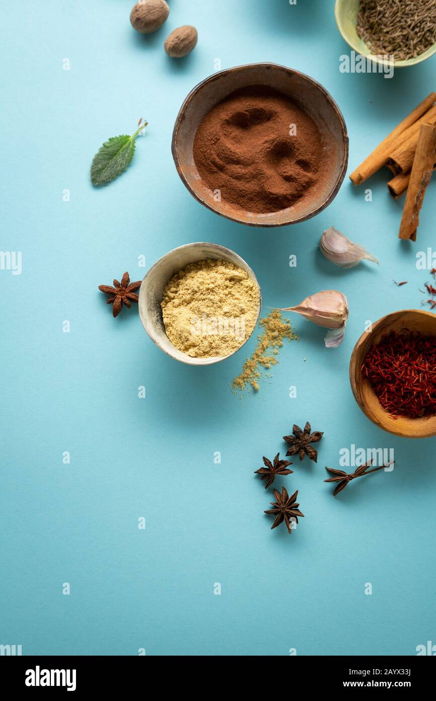 Vista dall'alto del set di stagionatura su sfondo blu Foto Stock