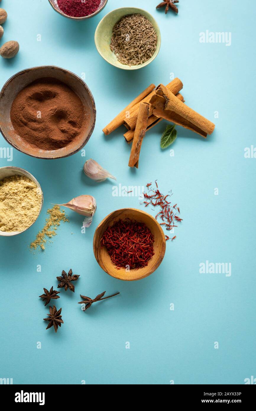 Vista dall'alto dello Spice impostato su sfondo blu Foto Stock