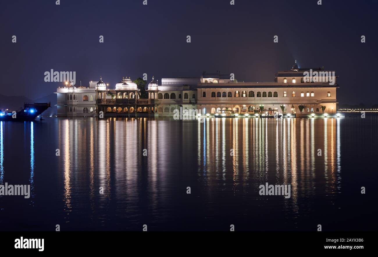 Foto notturna di hotel illuminato Taj Lake Palace, Lago Pichola, Udaipur, Rajasthan, India Foto Stock