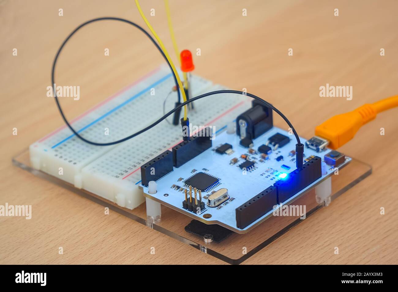 Un piccolo modulo elettronico, una scheda a circuito stampato o parte di un computer. Messa a fuoco selettiva Foto Stock