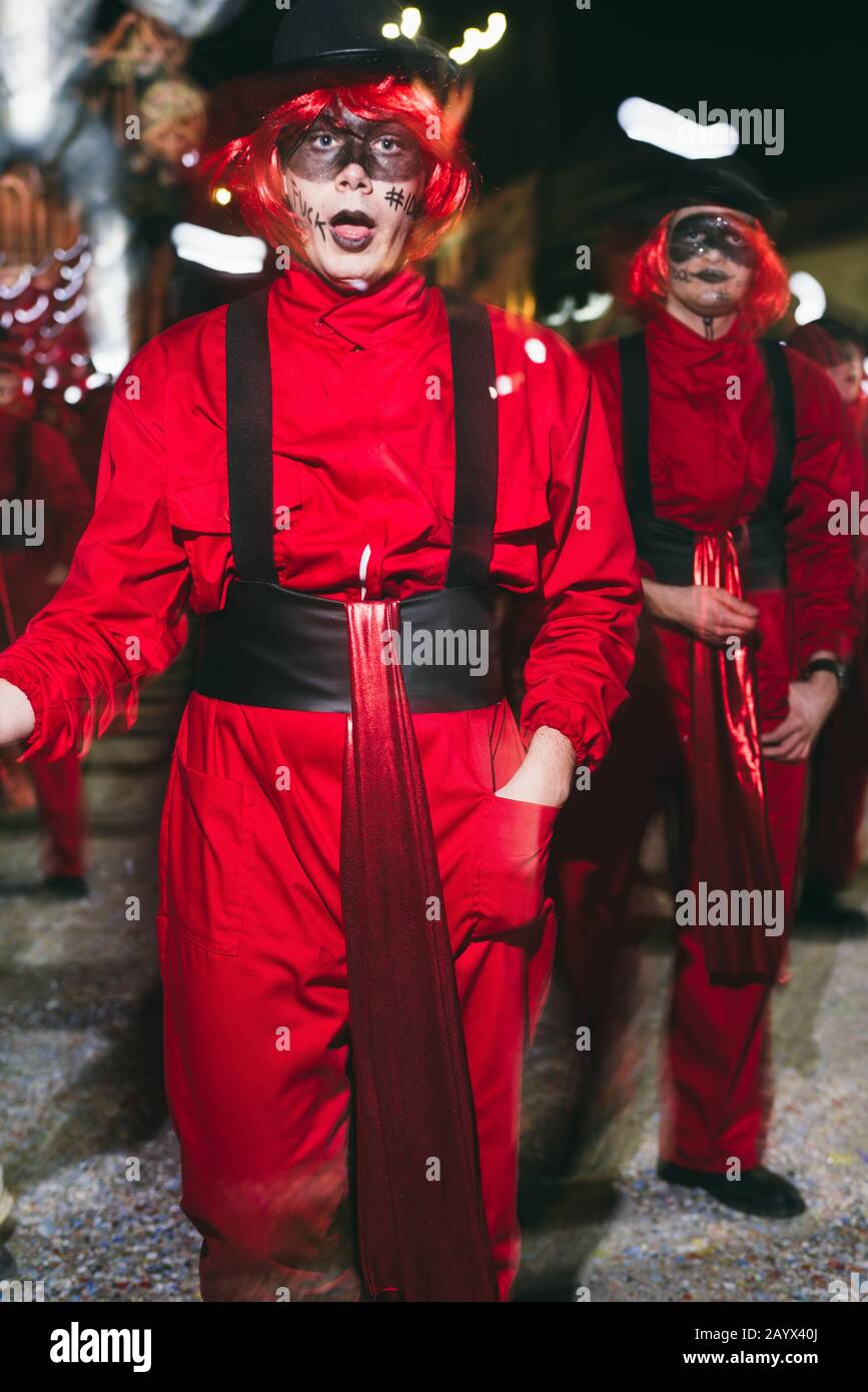 Viareggio,ITALY-FEB.15 2020: Le persone mascherate sfilano nella strada del carnevale di viareggio durante la terza parata dell'edizione 2020 della più importante Foto Stock