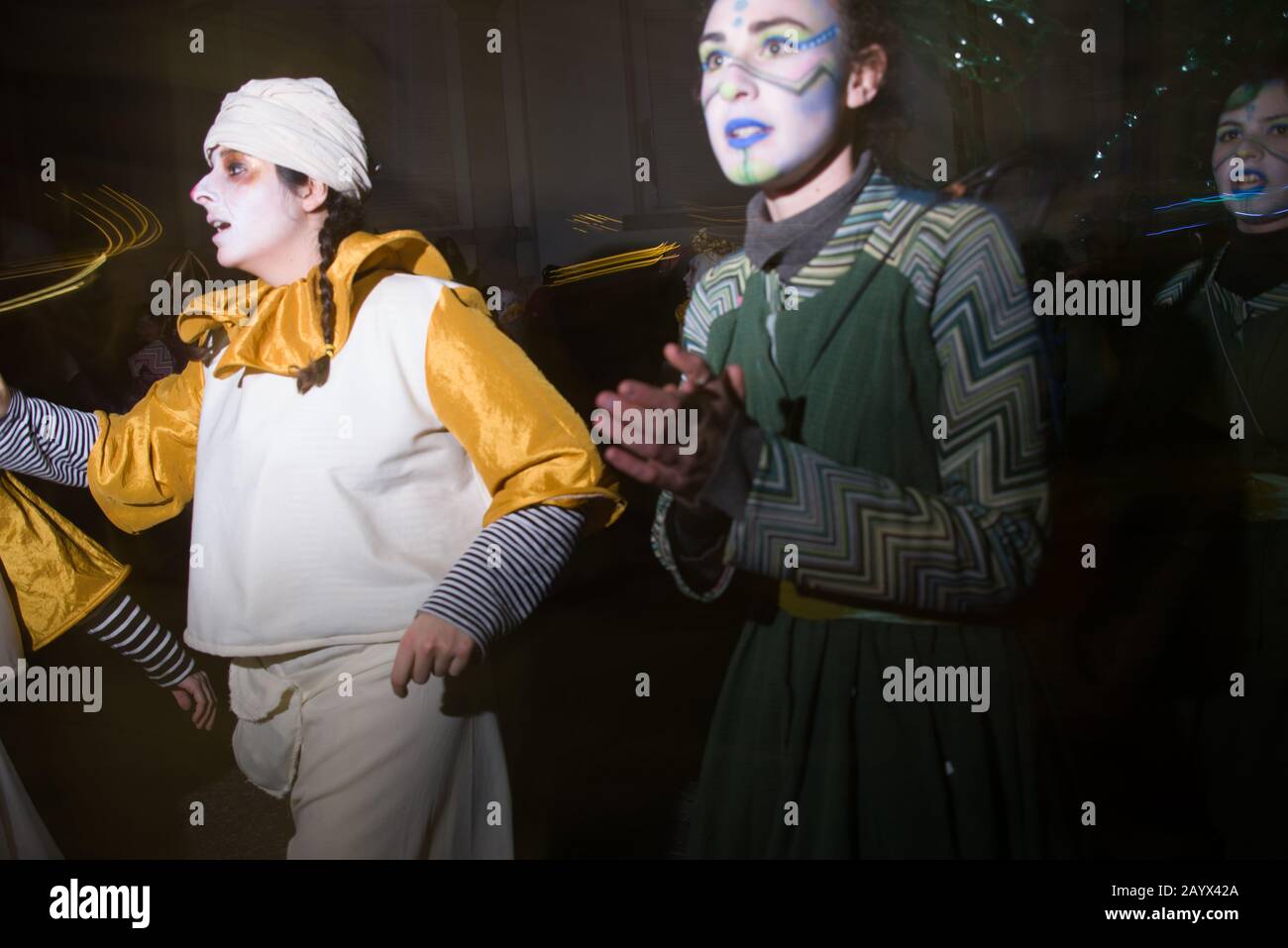 Viareggio,ITALY-FEB.15 2020: Le persone mascherate sfilano nella strada del carnevale di viareggio durante la terza parata dell'edizione 2020 della più importante Foto Stock
