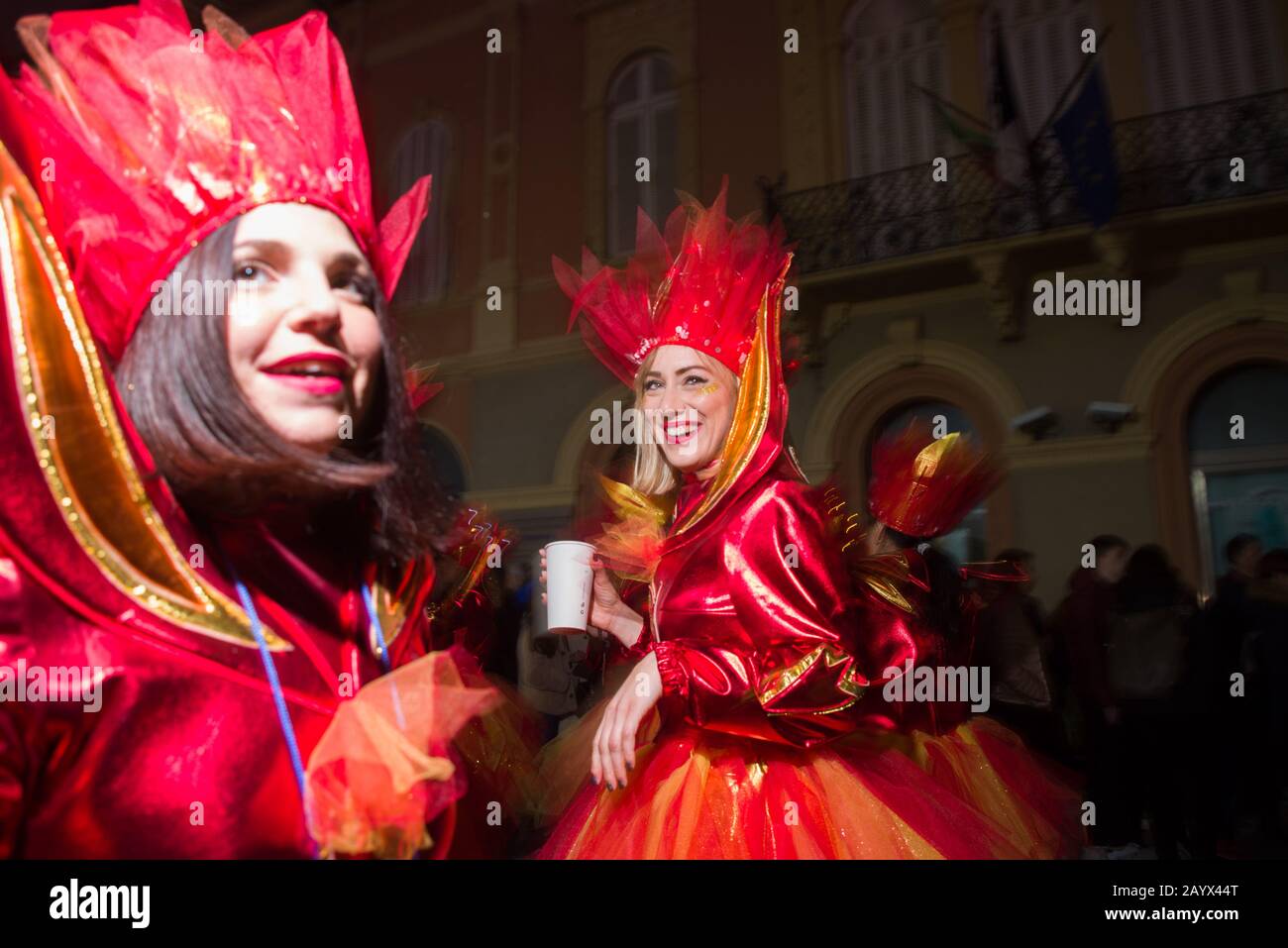 Viareggio,ITALY-FEB.15 2020: Le persone mascherate sfilano nella strada del carnevale di viareggio durante la terza parata dell'edizione 2020 della più importante Foto Stock