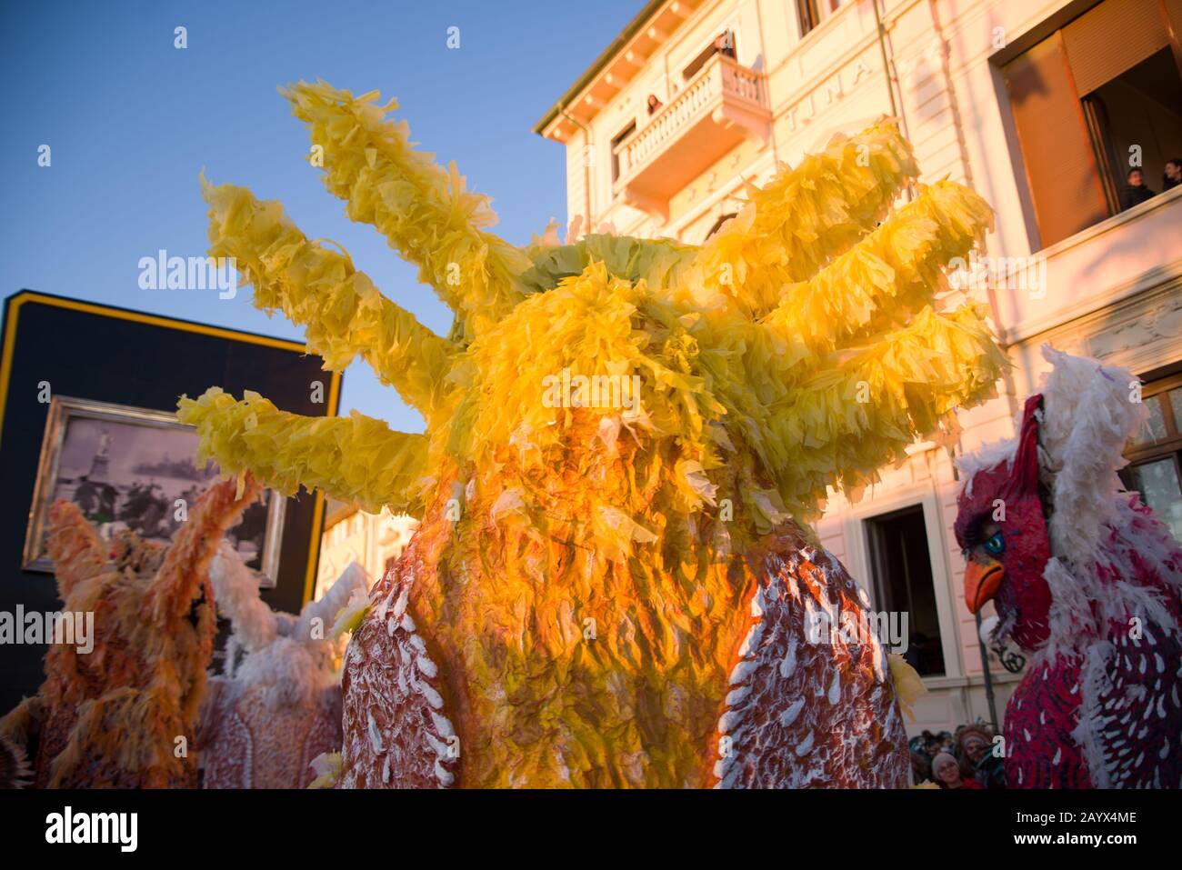 Viareggio,ITALY-FEB.15 2020: Parate galleggianti giganti nella strada del carnevale di viareggio durante la terza parata dell'edizione 2020 della più importante Foto Stock