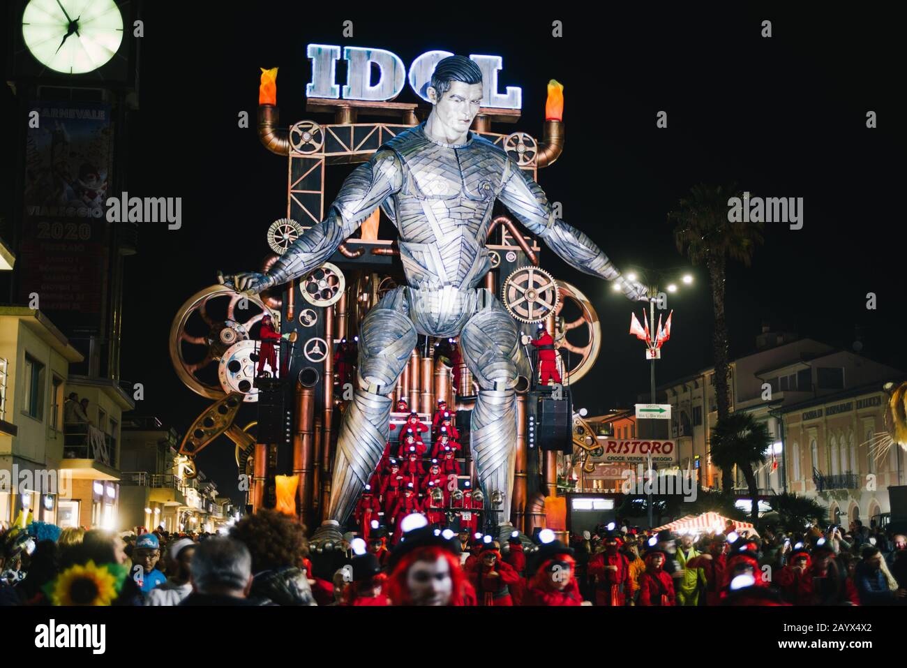 Viareggio,ITALY-FEB.01 2020: 'Idol' è un gigantesco galleggiante di carnevale che rappresenta una parodia della calciatrice cristiano ronaldo, parate in via Foto Stock