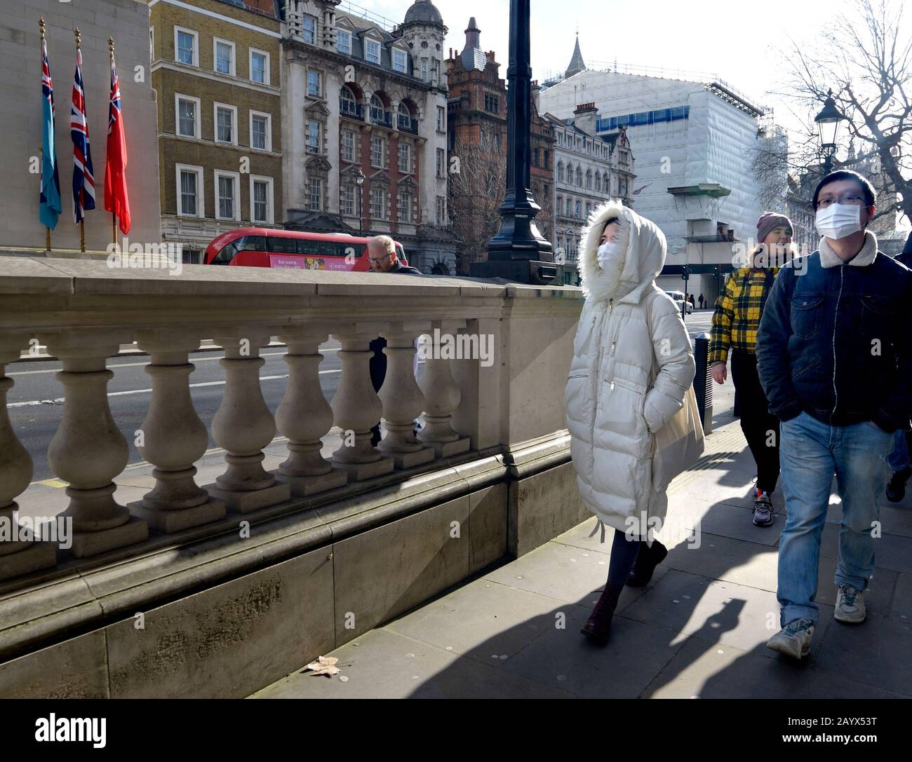 Londra, Inghilterra, Regno Unito. Turisti asiatici che indossano maschere a Whitehall, nel centro di Londra, gennaio 2020 Foto Stock