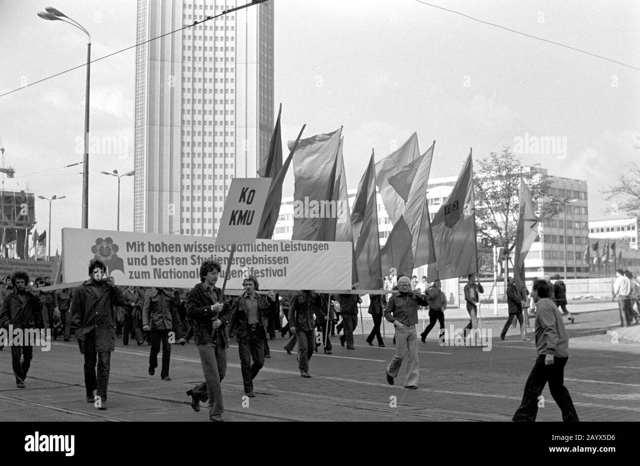 1 maggio 1979, Brandeburgo, Lipsia: La manifestazione del 1° maggio 1979 a Lipsia sull'anello, nel 'RDT ha chiamato la Giornata internazionale Della Lotta e della festa Dei Lavoratori per la pace e il socialismo'. Di fronte al teatro dell'opera c'era la tribuna, oltre la quale passavano i partecipanti alla dimostrazione, qui gli studenti dell'Università Karl Marx di Lipsia (KMU) con il banner 'Con alti risultati scientifici e migliori risultati di studio per il Festival Nazionale della Gioventù'. Sullo sfondo il cosiddetto gigante universitario. Foto: Volkmar Heinz/dpa-Zentralbild/ZB Foto Stock