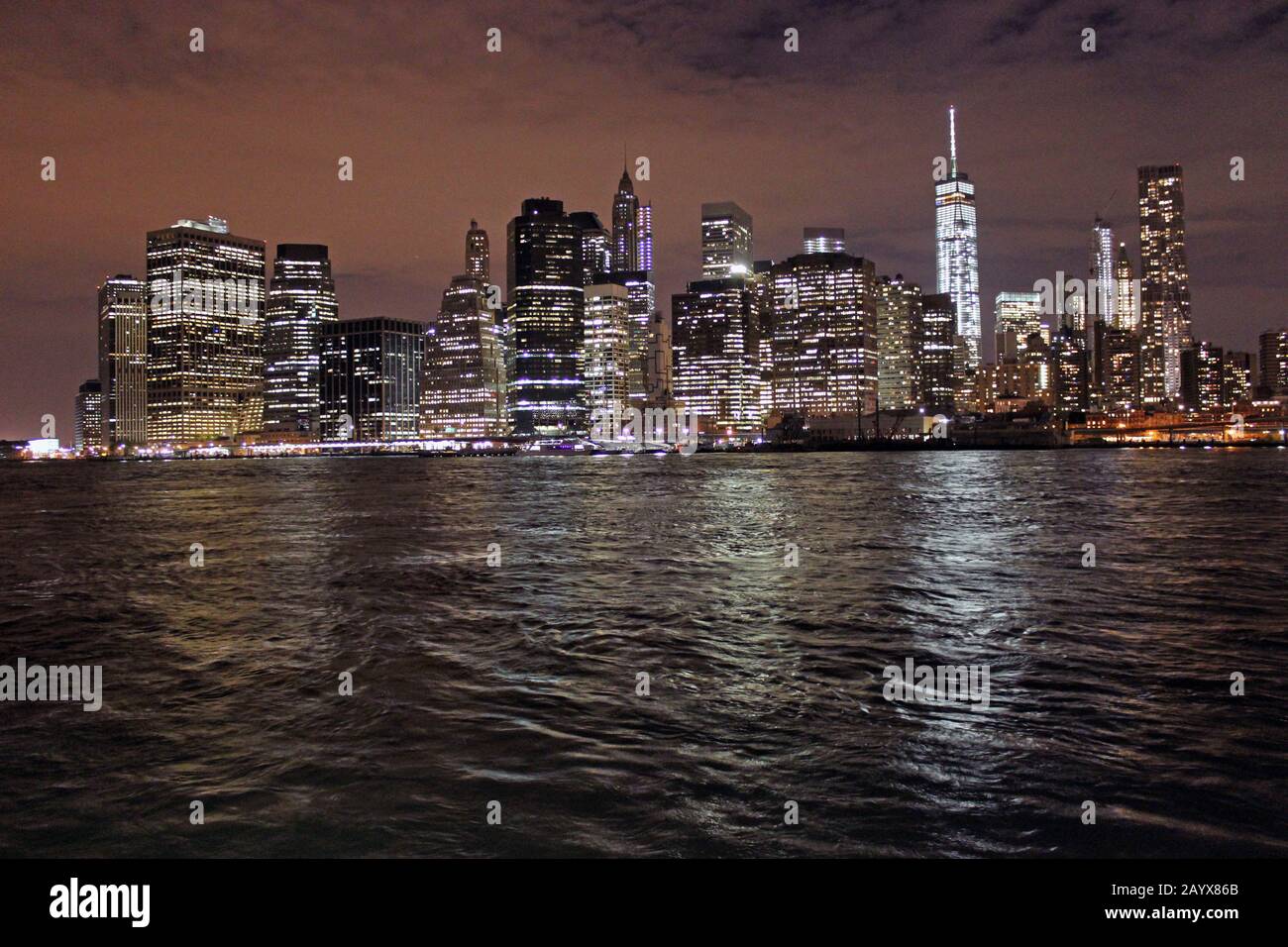 New York Night Skyline - la vista notturna di una delle città più iconiche del mondo Foto Stock