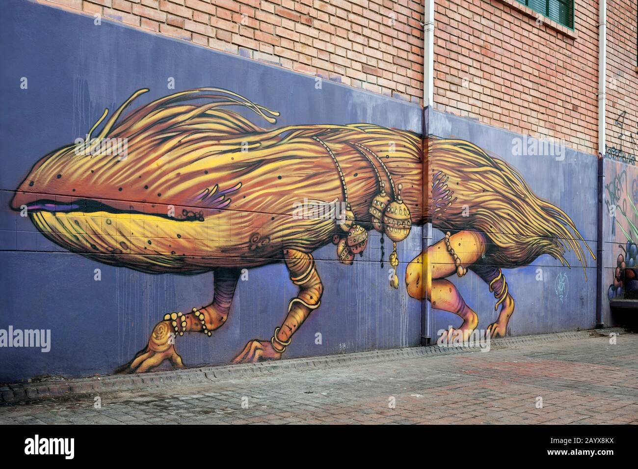 Bogotà, COLOMBIA - 11 febbraio 2020: Muro coperto di graffiti a la Candelaria a Bogotà, Colombia. Foto Stock