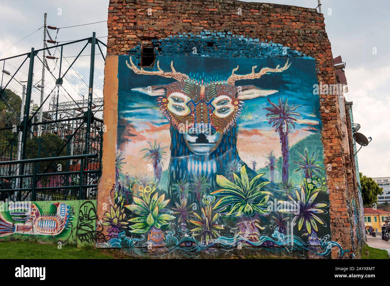 Bogotà, COLOMBIA - 01 gennaio 2020: Muro coperto di graffiti a la Candelaria a Bogotà, Colombia. Foto Stock