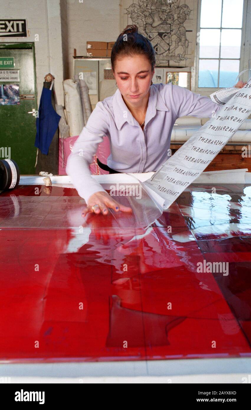 artista di vetro colorato al lavoro in uno studio Foto Stock