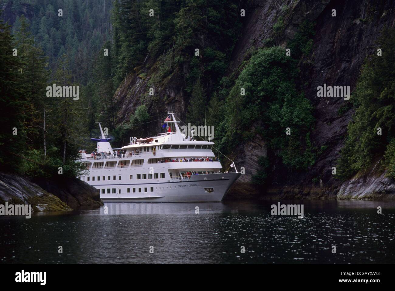 Nave da crociera americana (ex Yorktown Clipper) che passa attraverso narrows in Rudyerd Bay a Tracy Arm vicino Ketchikan, Alaska, Stati Uniti d'America. Foto Stock