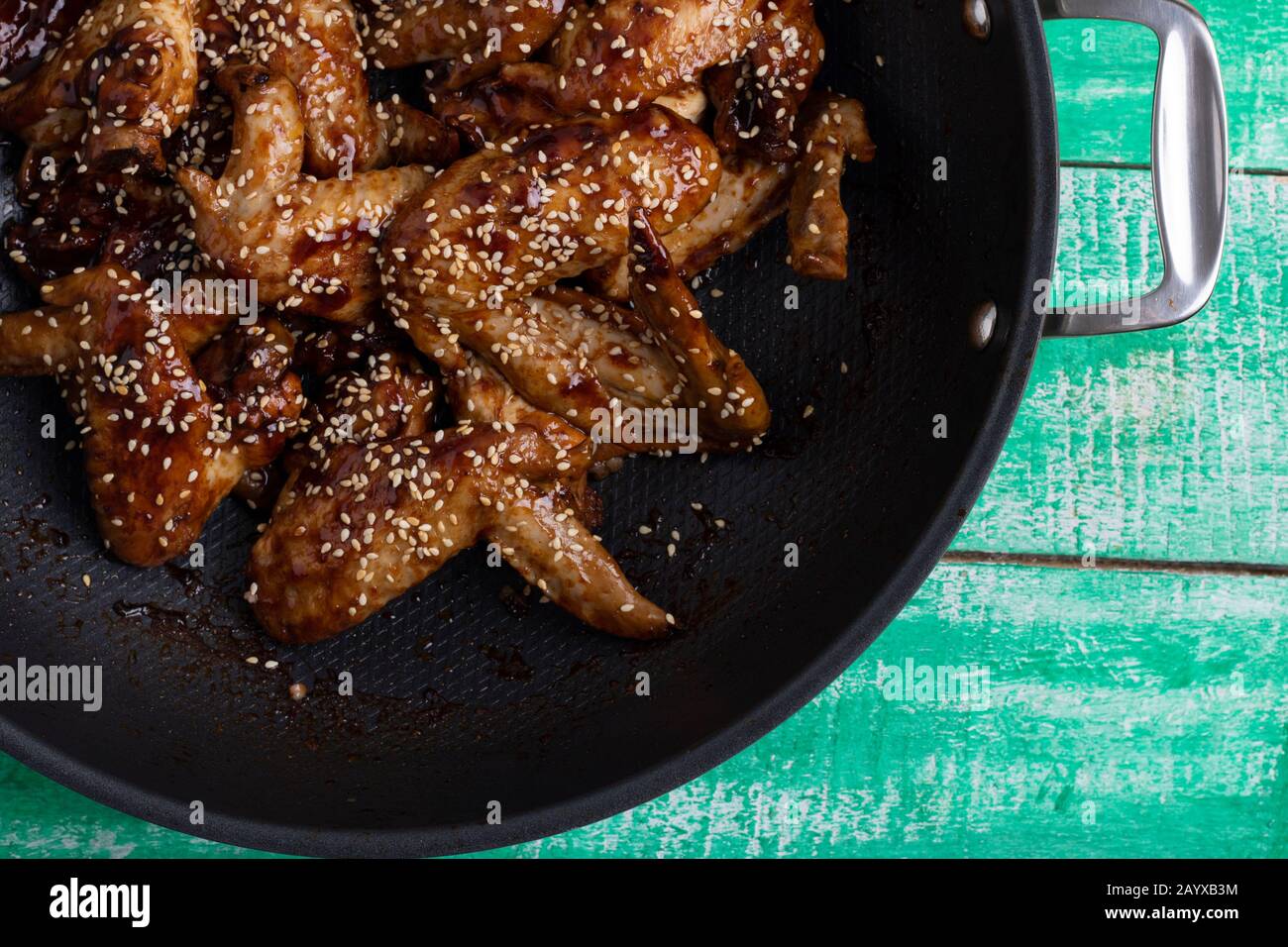 Primo piano di una ricetta tailandese caramellato con ali di pollo in un wok Foto Stock