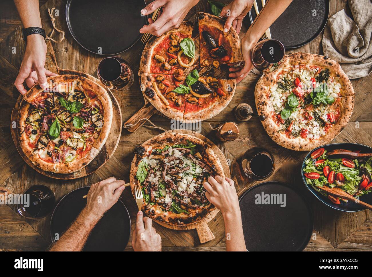 Piatto di persone con pizza party cena con vino rosso Foto Stock