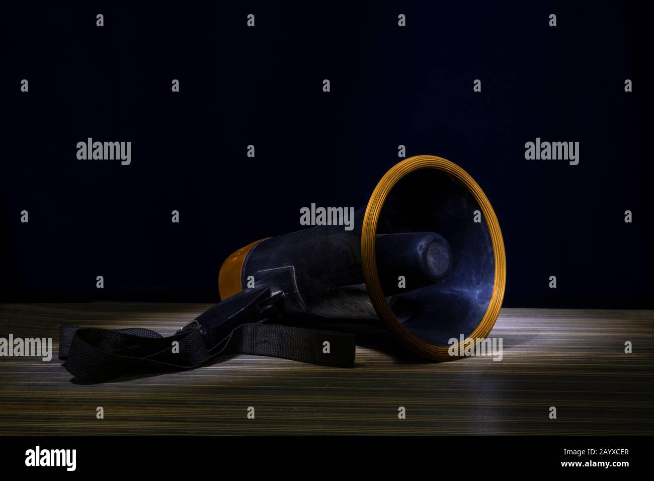 Primo piano altoparlante forte su sfondo di legno con spazio di copia per il testo Foto Stock
