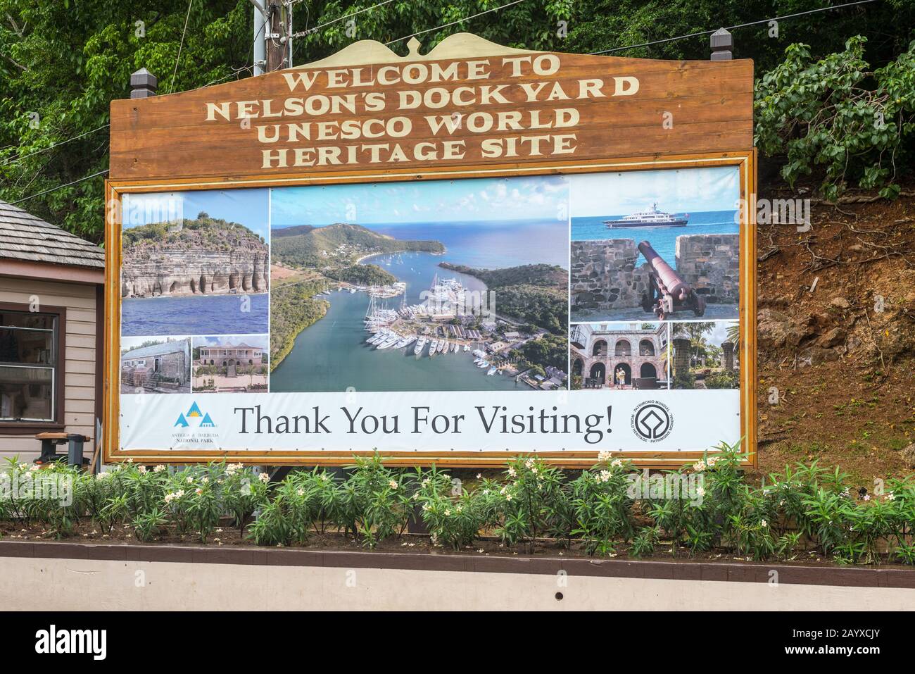 English Harbour, Antigua e Barbuda - 18 dicembre 2018: Poster di benvenuto "Benvenuti nel sito del porto di Nelson, patrimonio dell'umanità dell'UNESCO" in inglese Harbou Foto Stock