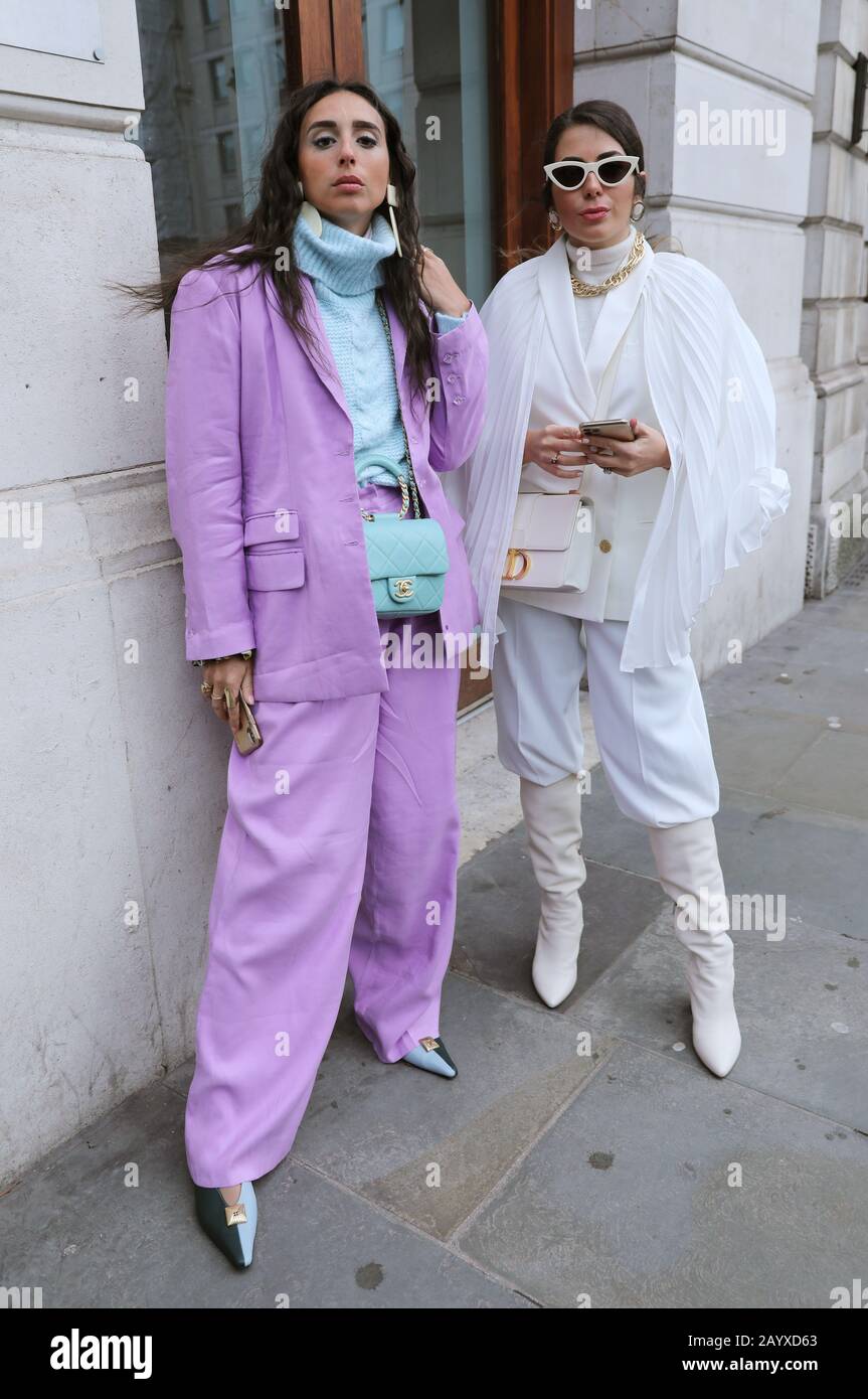 Nurce Erben (a destra) e gli amici indossano borse Christian Dior e Chanel in seguito allo spettacolo Erdem durante lo spettacolo London Fashion Week di febbraio 2020 fuori dalla National Portrait Gallery di Londra. Foto Stock