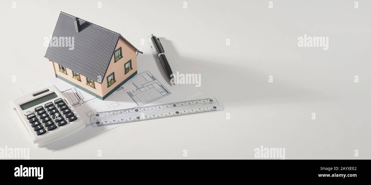 Comprando la vostra propria sede, concetto di prestito domestico. Modello della casa e forniture per ufficio. Ampio sfondo dell'immagine con spazio di copia Foto Stock
