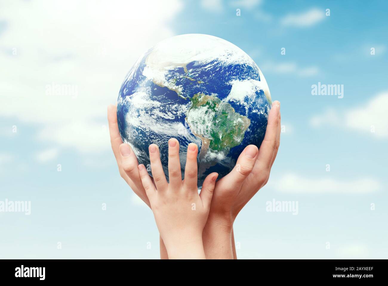 Terra in mani di famiglia. Concetto di giornata mondiale dell'ambiente. Elementi di questa immagine fornita dalla NASA Foto Stock