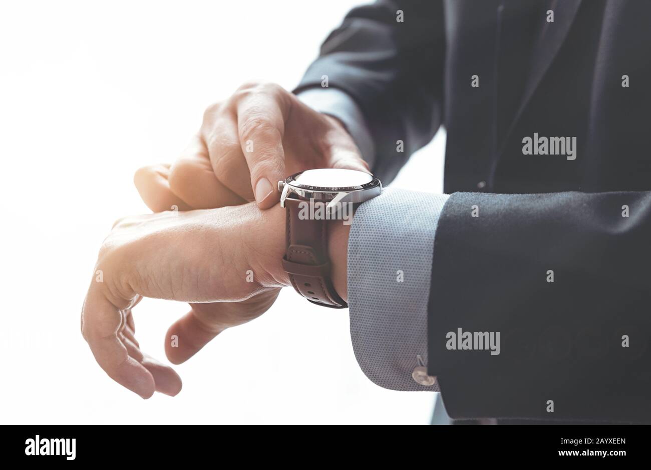 L'uomo d'affari indossa un elegante orologio da polso. Un orologio moderno e intelligente da vicino. Foto Stock