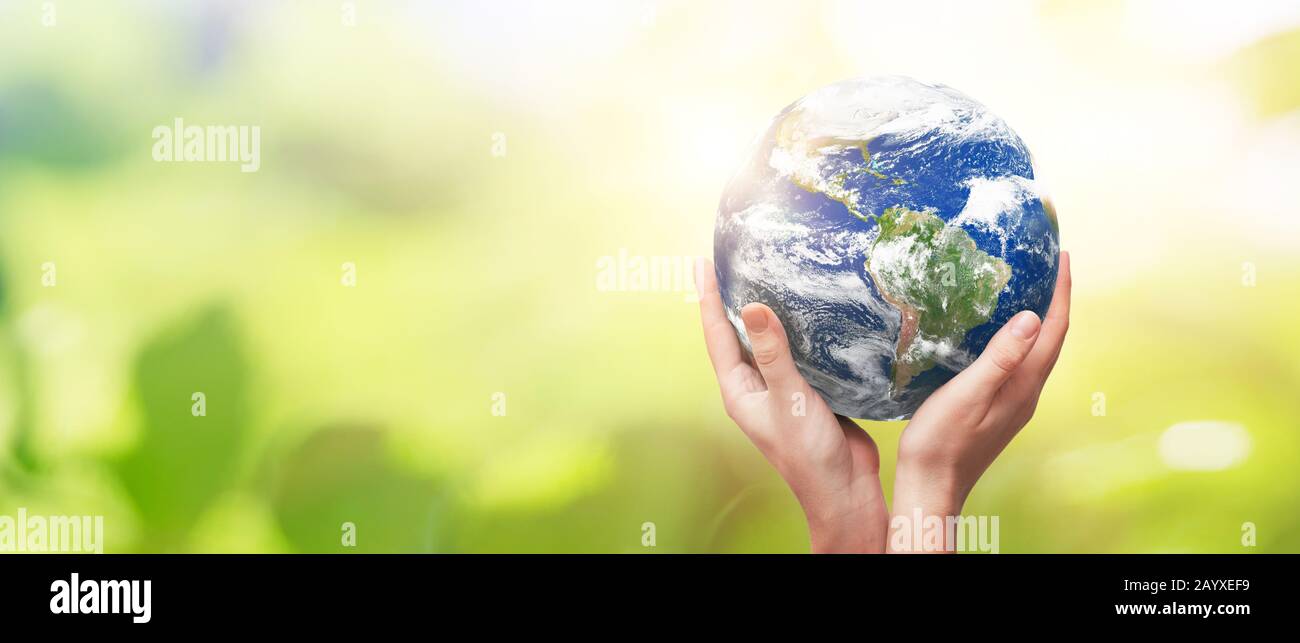 Terra in mani di famiglia. Concetto di giornata mondiale dell'ambiente. Elementi di questa immagine fornita dalla NASA Foto Stock