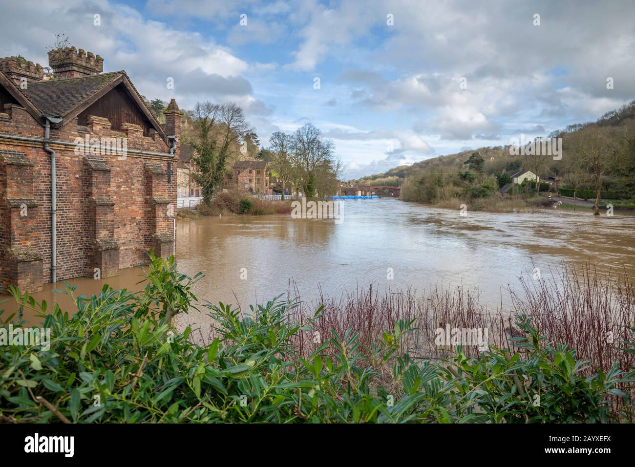 Fiume Severn inondazione in Ironbridge dopo Storm Dennis spazzare Regno Unito Foto Stock