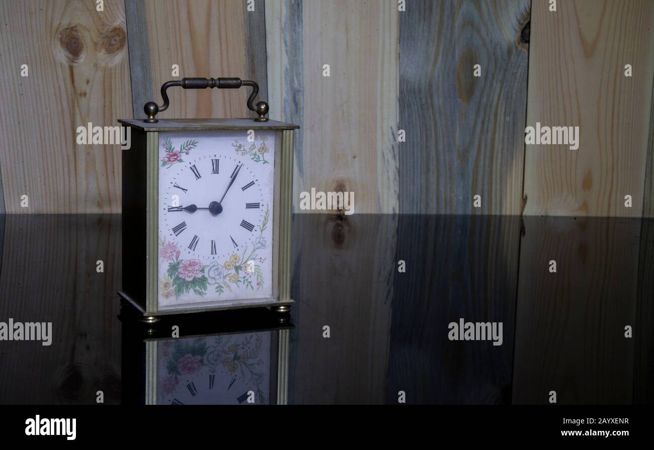 Primo piano orologio da tavolo vintage su sfondo di legno con spazio copia Foto Stock