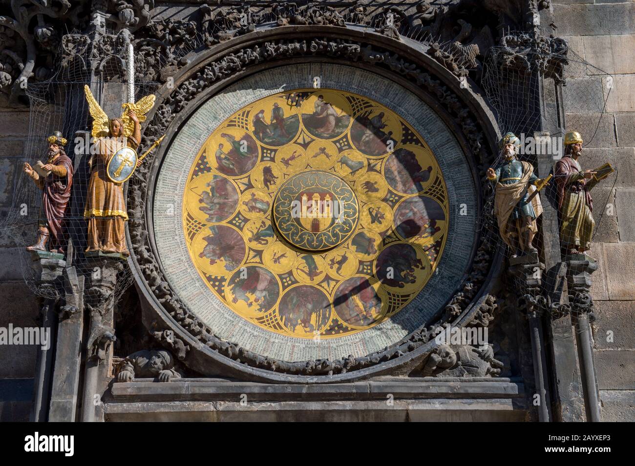 Dettaglio dell'orologio astronomico medievale, che adorna la parete meridionale del Municipio della Città Vecchia nella Piazza della Città Vecchia di Praga, Repubblica Ceca. Foto Stock