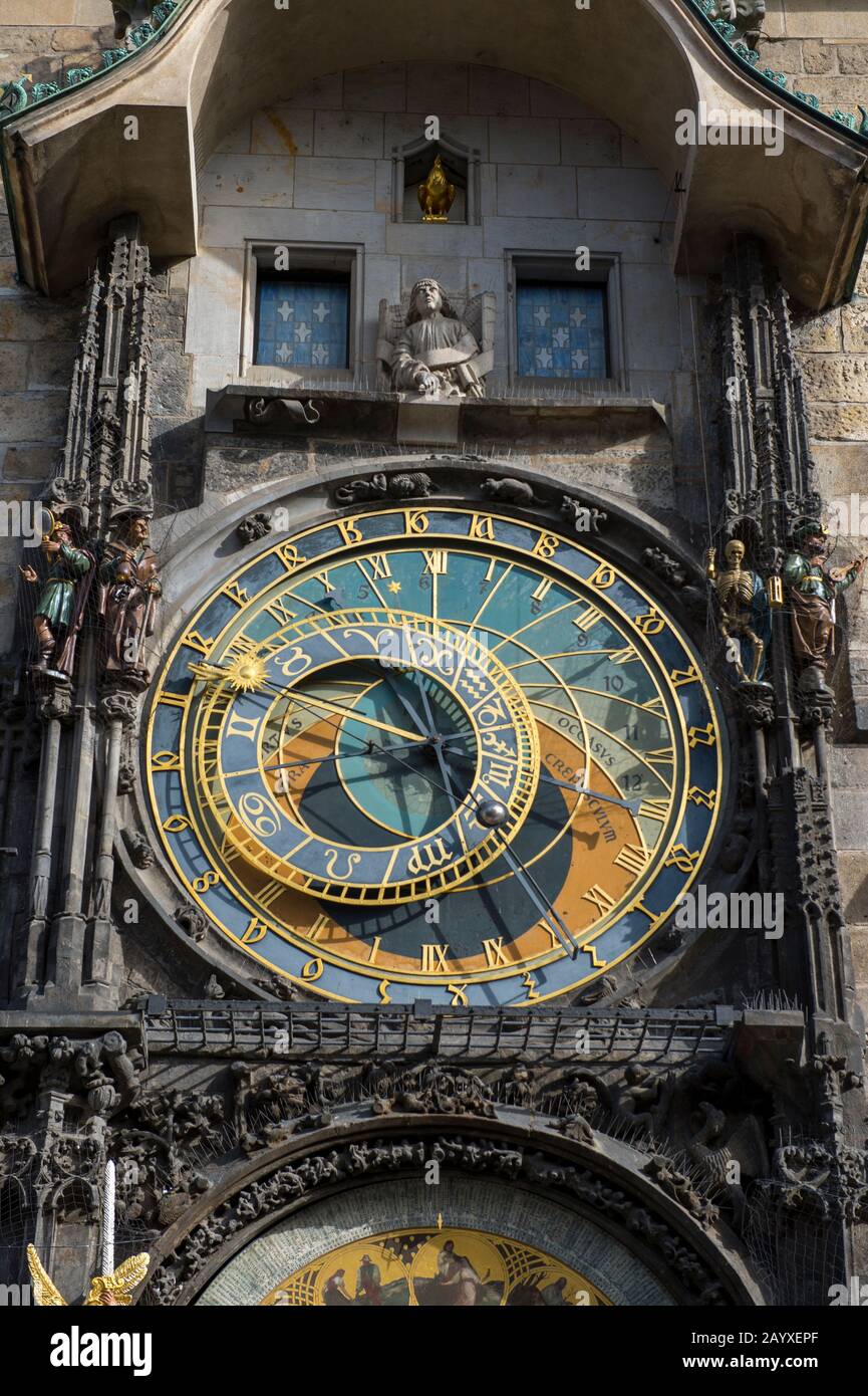 Dettaglio dell'orologio astronomico medievale, che adorna la parete meridionale del Municipio della Città Vecchia nella Piazza della Città Vecchia di Praga, Repubblica Ceca. Foto Stock