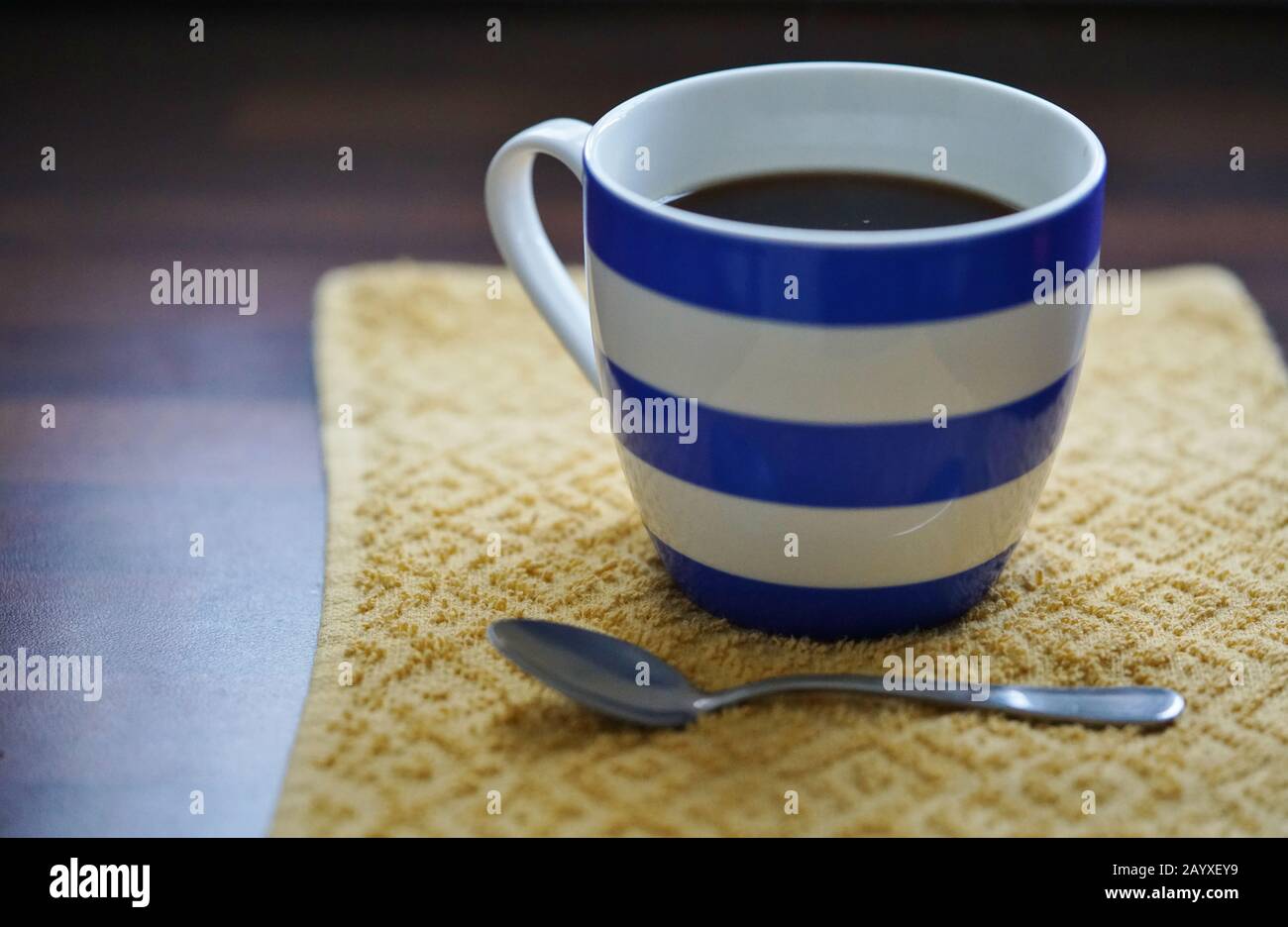 Tazza calda di caffè nero con Cucchiaino Da Tè Foto Stock