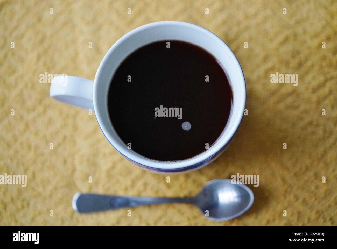 Tazza calda di caffè nero con Cucchiaino Da Tè Foto Stock