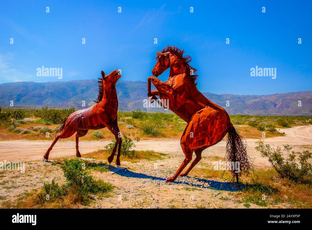 California, USA, marzo 2019, sculture di cavalli metallici dell'artista Ricardo Breceda nell'Anza-Borrego Desert state Park Foto Stock
